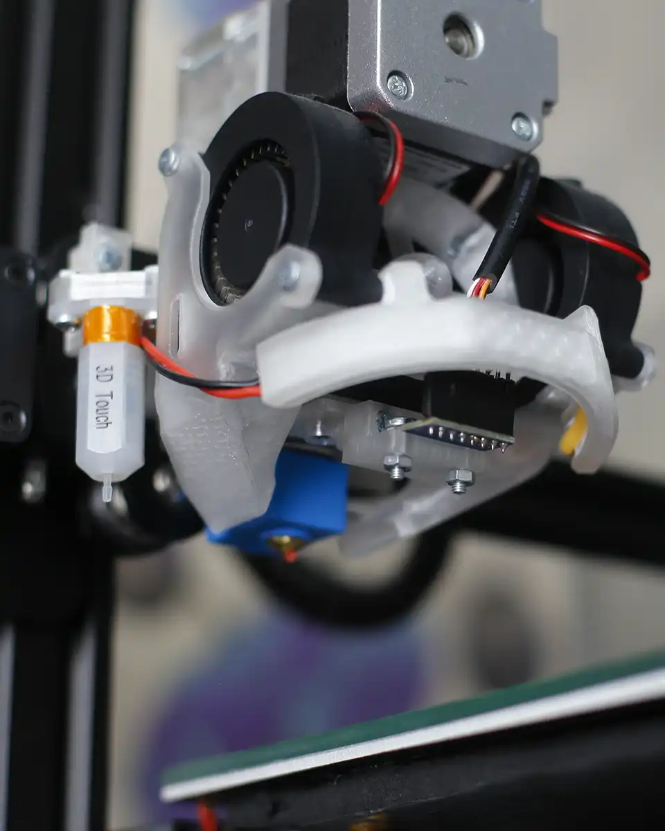 Старый 3D-принтер Ender 3 на рабочем столе